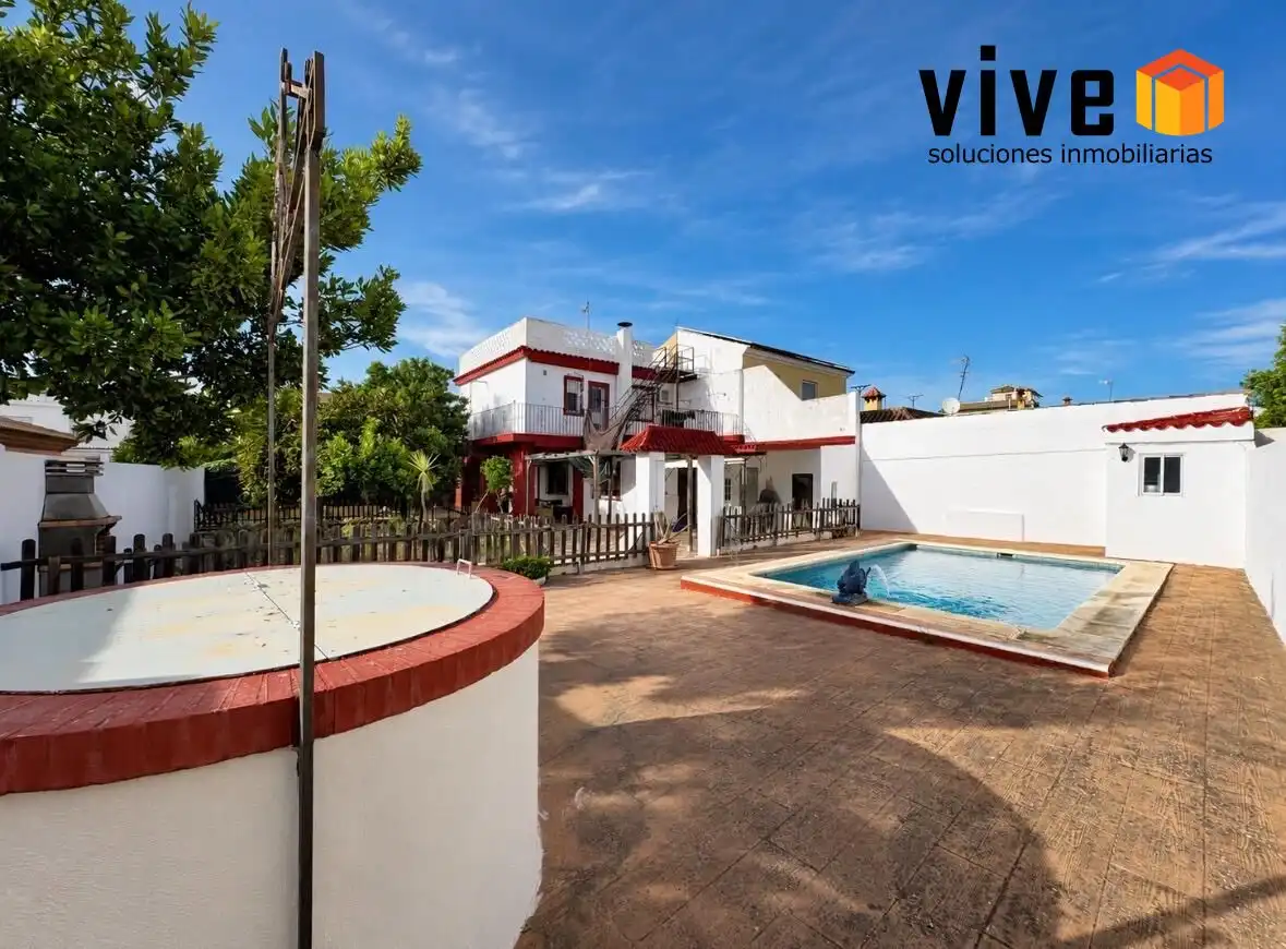 Vista exterior de Casa adosada en venta en Mairena del Aljarafe con Aire acondicionado, Calefacción y Jardín privado