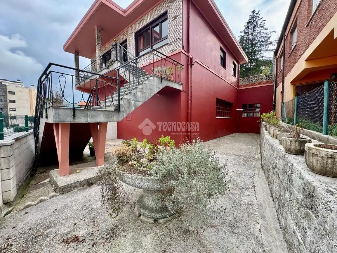 Vista exterior de Casa o xalet en venda en El Astillero   amb Calefacció, Parquet i Terrassa