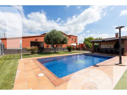 Piscina de Finca rústica en venda en Les Franqueses del Vallès amb Aire condicionat, Calefacció i Jardí privat