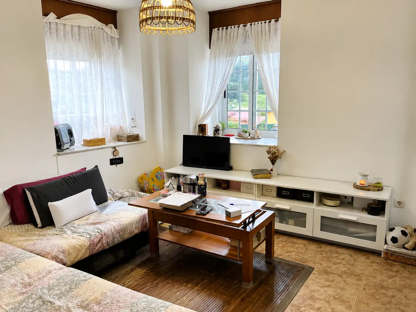 Sala d'estar de Casa adosada en venda en Cabanas amb Jardí privat