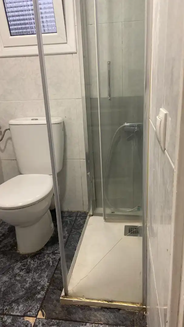 Bany de Pis en venda en Santa Coloma de Gramenet amb Balcó i Alarma