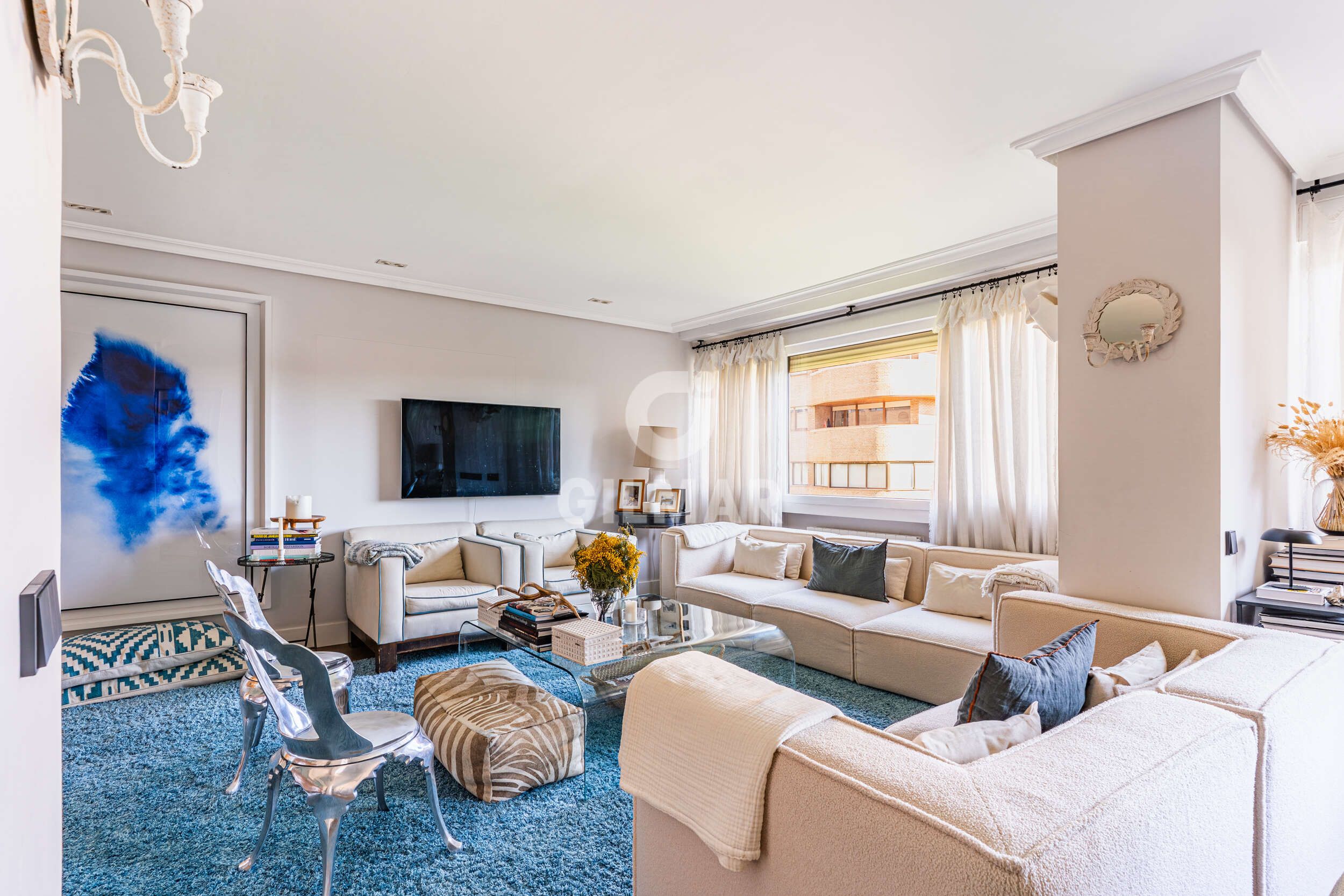 Sala de estar de Piso en venta en  Madrid Capital con Calefacción, Jardín privado y Piscina