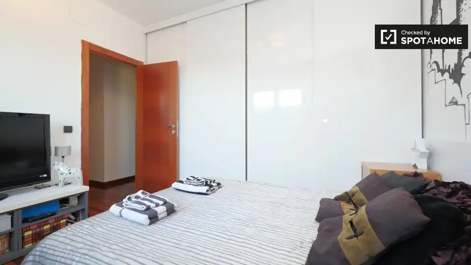 Bedroom of Flat for share in Barcelona  with Air Conditioner, Heating and Furnished