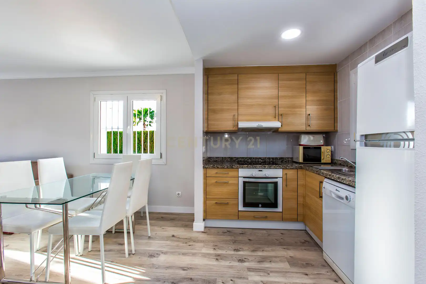 Küche von Einfamilien-Reihenhaus zum Verkauf in Oliva mit Klimaanlage, Privatgarten und Ofen