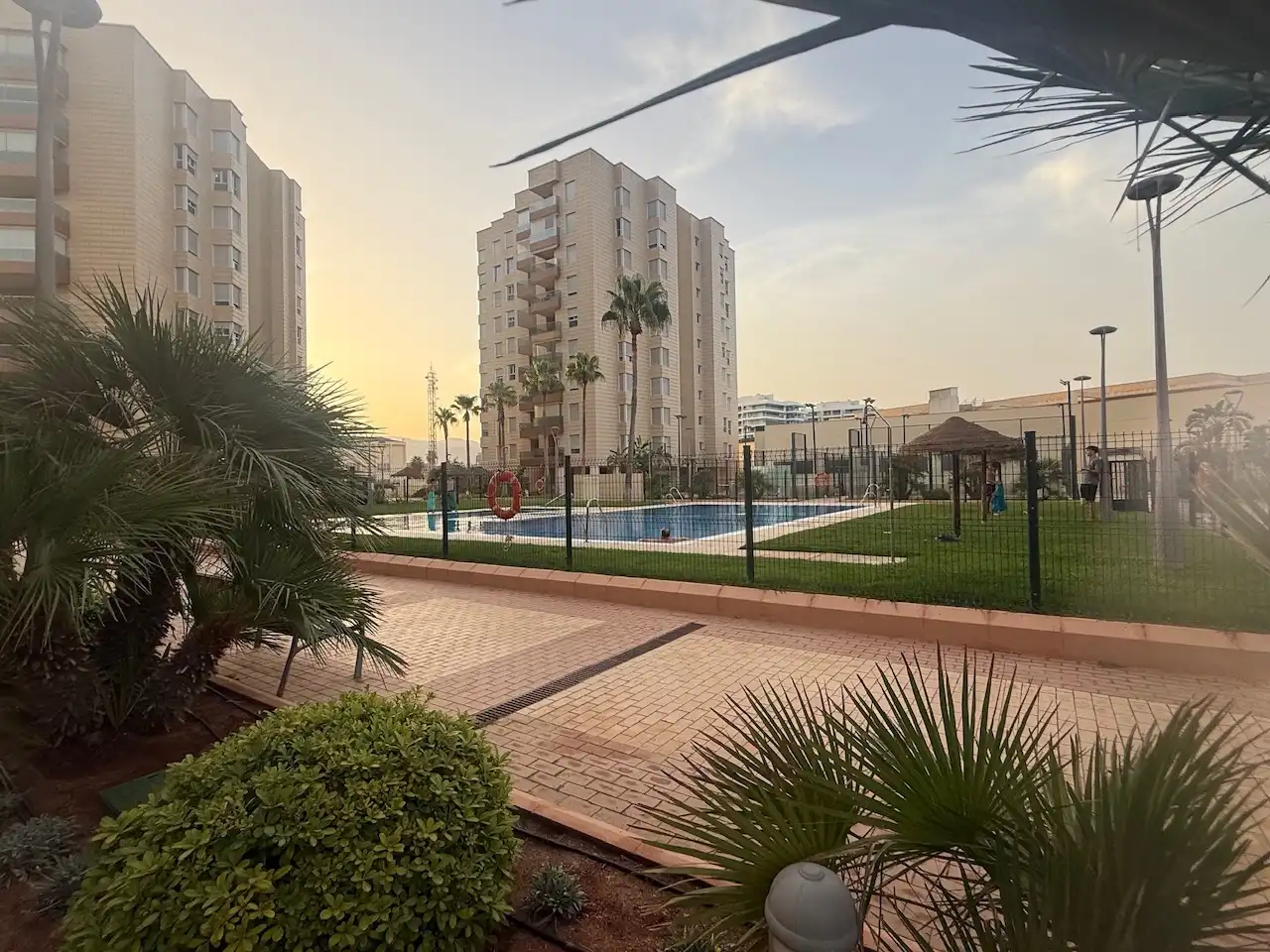 Piscina de Piso de alquiler en Almería con Aire acondicionado, Calefacción y Terraza