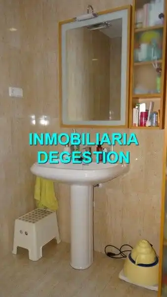 Schlafzimmer von Dachboden zum Verkauf in Linares mit Klimaanlage, Heizung und Privatgarten