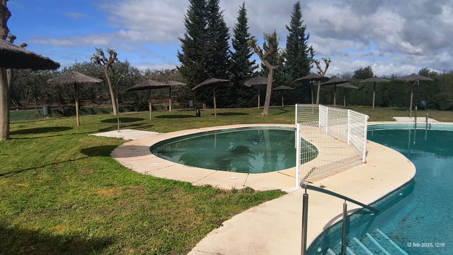 Piscina de Casa adosada en venda en Benacazón amb Aire condicionat