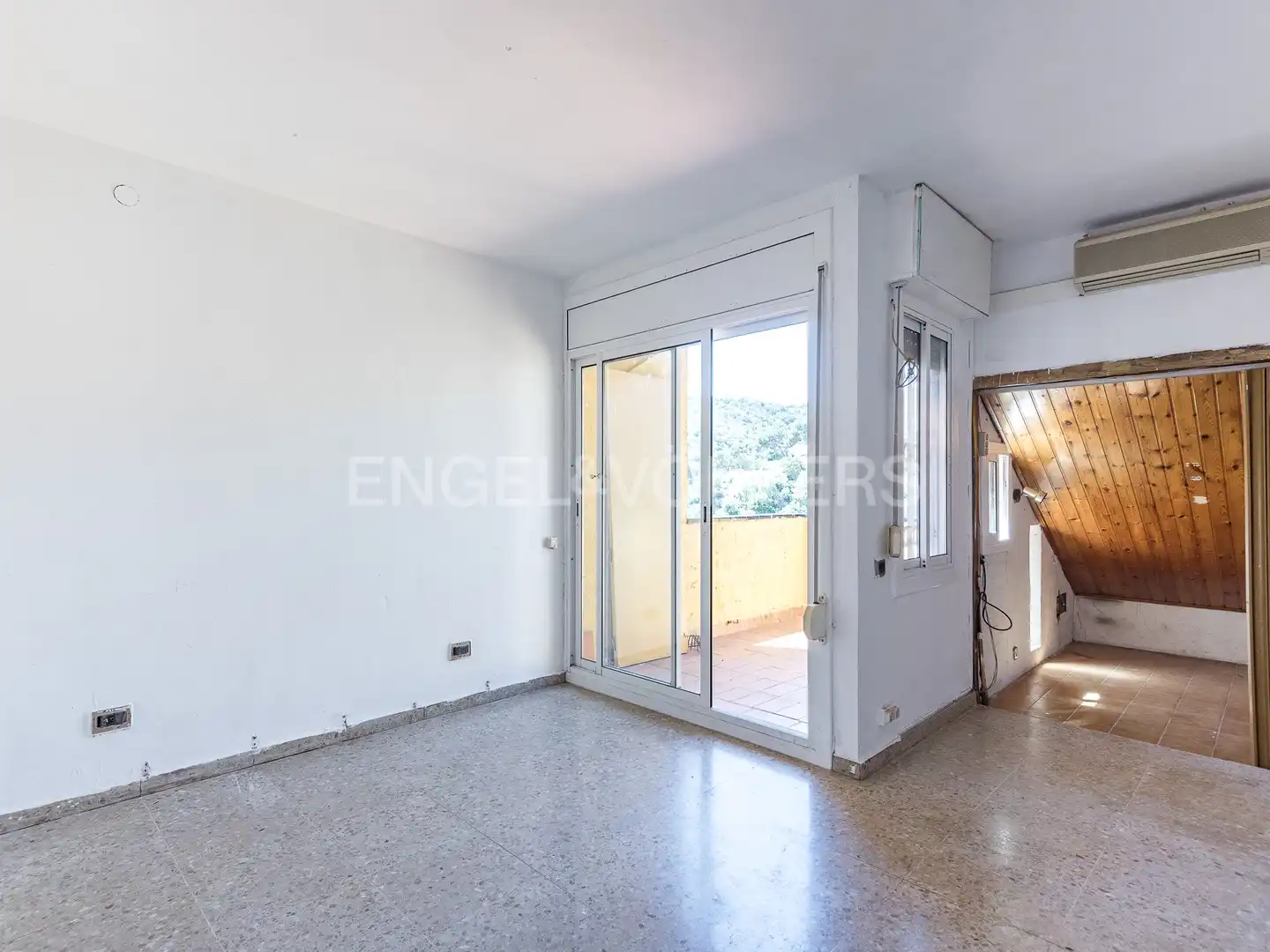 Sala d'estar de Casa o xalet en venda en Barcelona amb Calefacció, Terrassa i Piscina