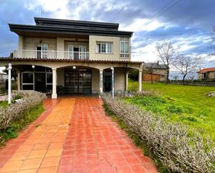 Vista exterior de Casa o xalet en venda en San Cibrao das Viñas amb Calefacció, Jardí privat i Terrassa