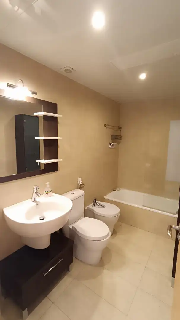 Badezimmer von Wohnung zum Verkauf in Cornellà de Llobregat mit Klimaanlage, Heizung und Parkett