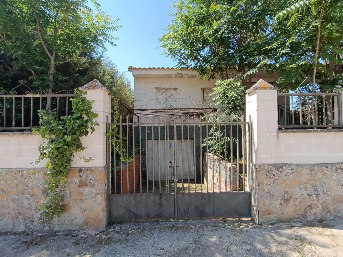 Vista exterior de Casa o xalet en venda en Lillo amb Calefacció, Jardí privat i Traster