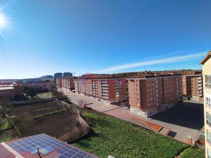 Vista exterior de Pis en venda en Burgos Capital amb Calefacció i Parquet