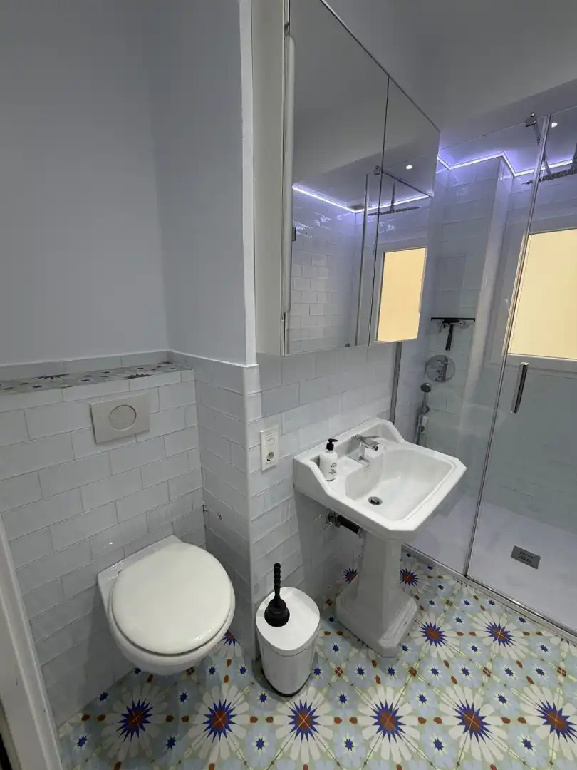 Baño de Piso para compartir en Granada con Amueblado, Horno y Lavadora