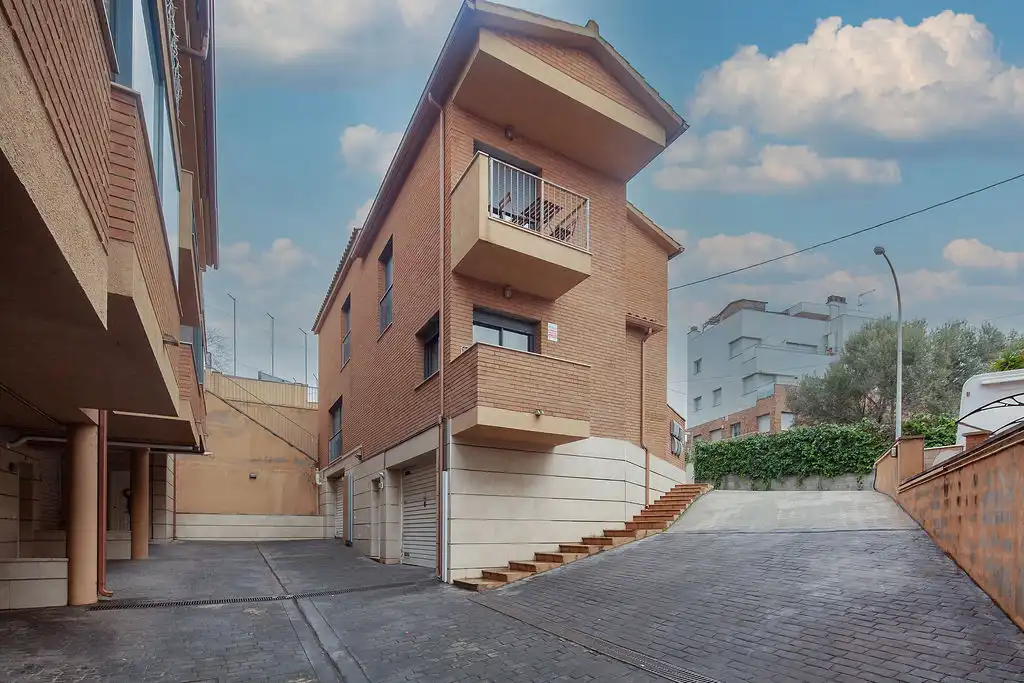 Exterior view of Houses for sale in Sant Vicenç Dels Horts