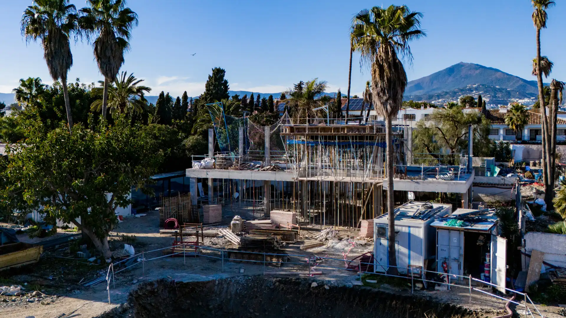 Außenansicht von Haus oder Chalet zum Verkauf in Marbella mit Klimaanlage, Heizung und Privatgarten