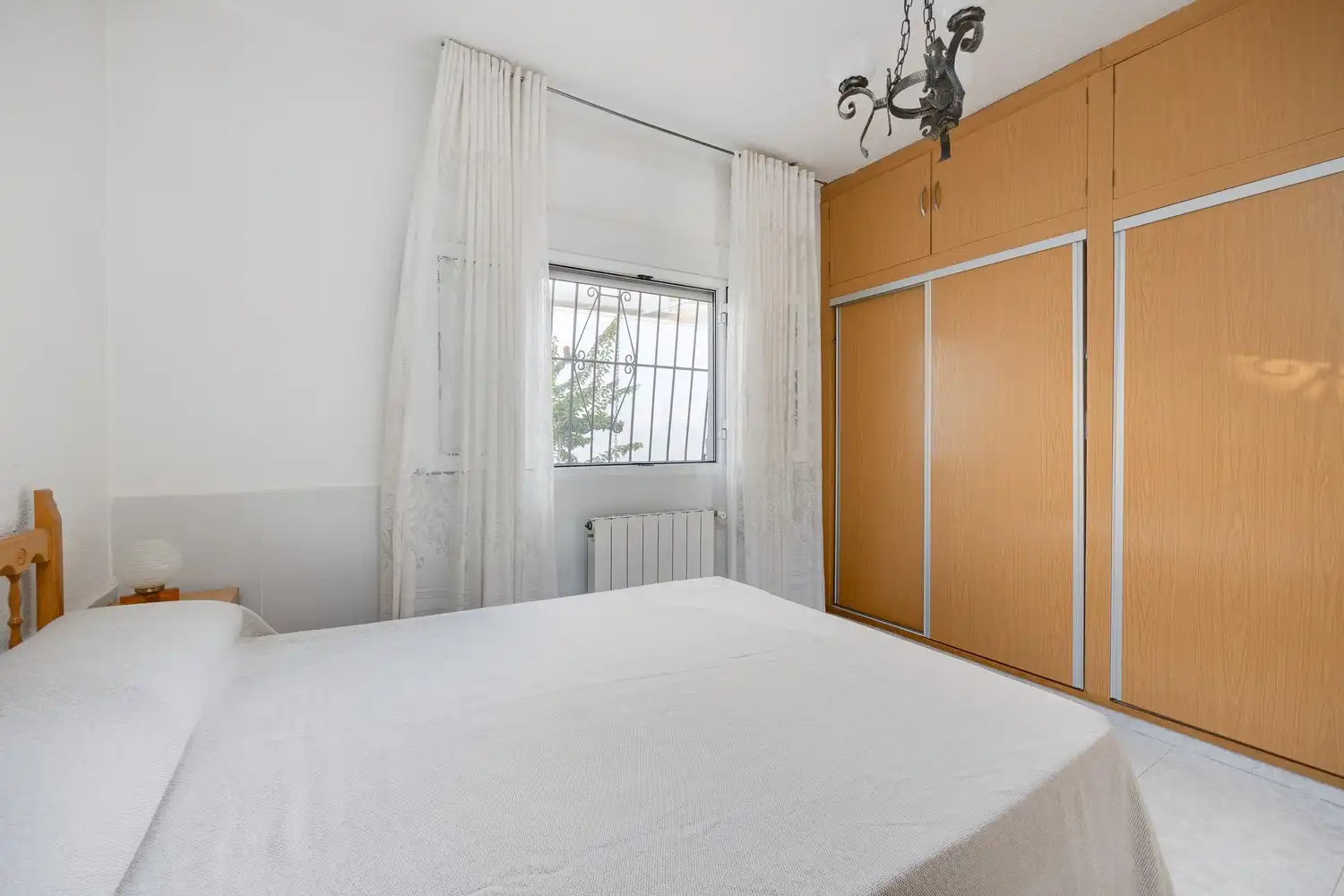 Habitación de Casa adosada en venta en Torrevieja con Aire acondicionado, Calefacción y Jardín privado