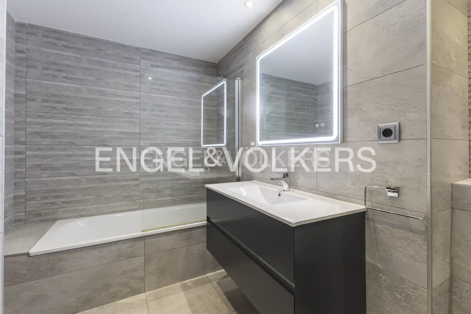 Bathroom of Flat for rent in Madrid  with Air Conditioner, Heating and Terrace