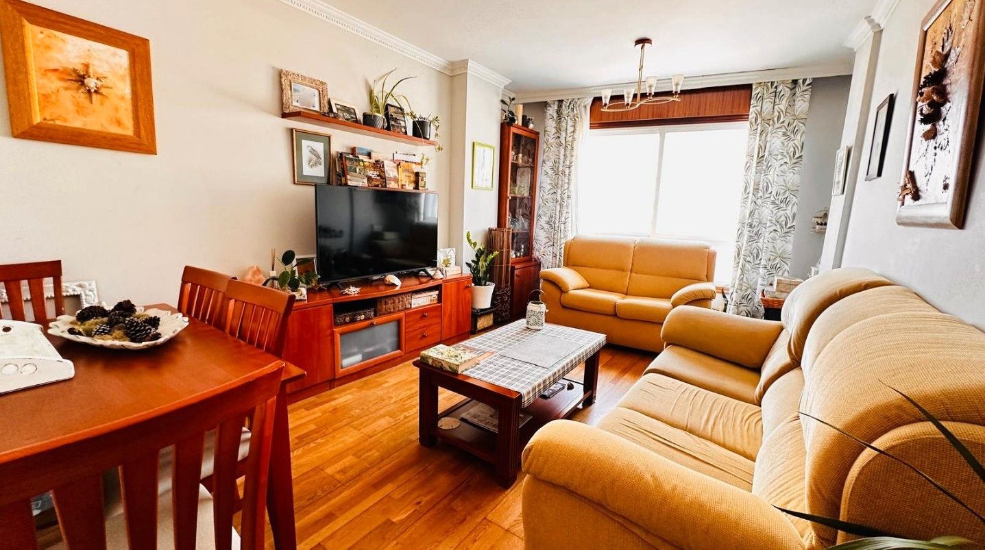 Living room of Flat for sale in Nigrán  with Heating and Furnished