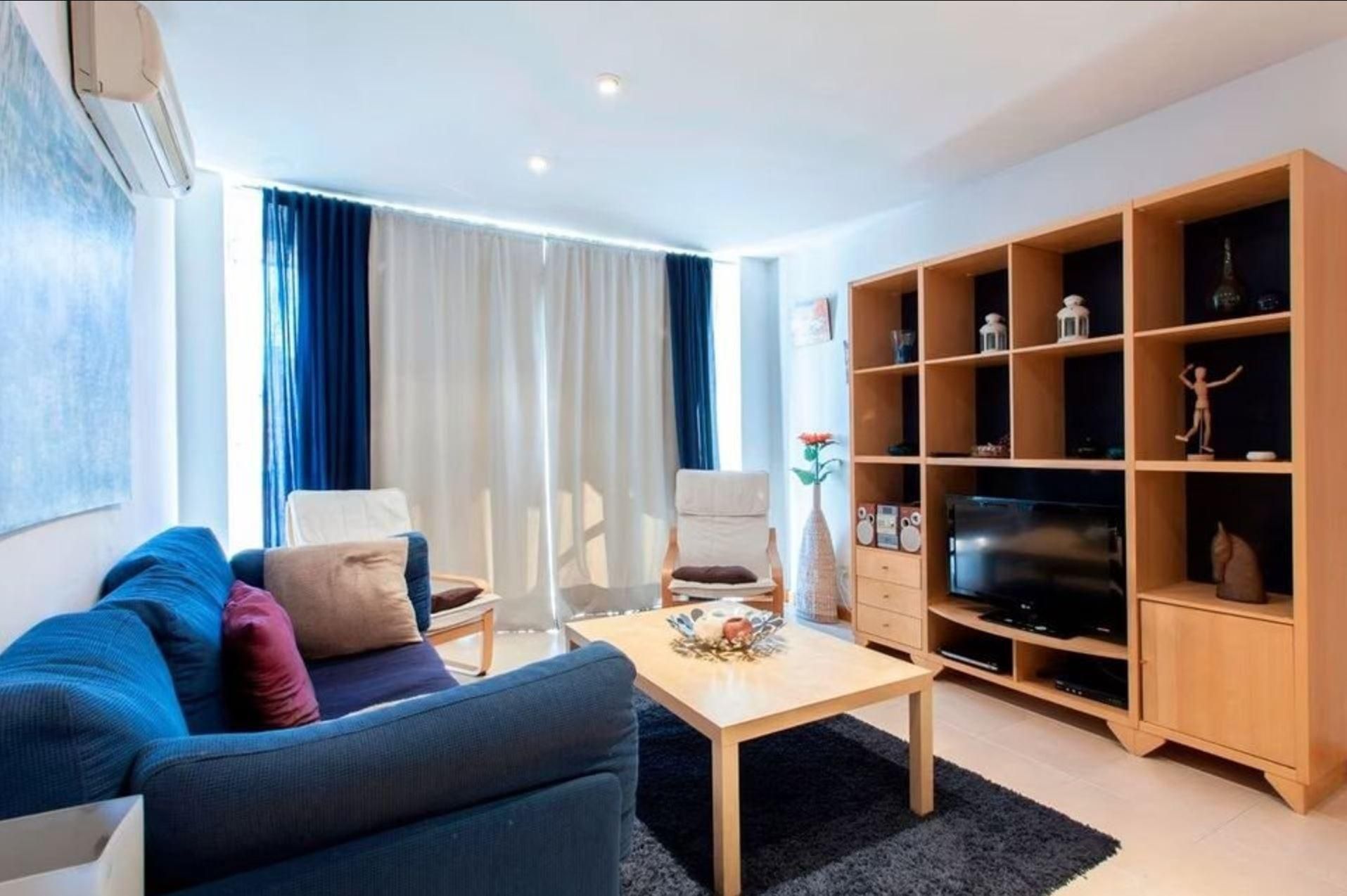 Sala d'estar de Pis de lloguer en Vigo  amb Aire condicionat, Calefacció i Parquet