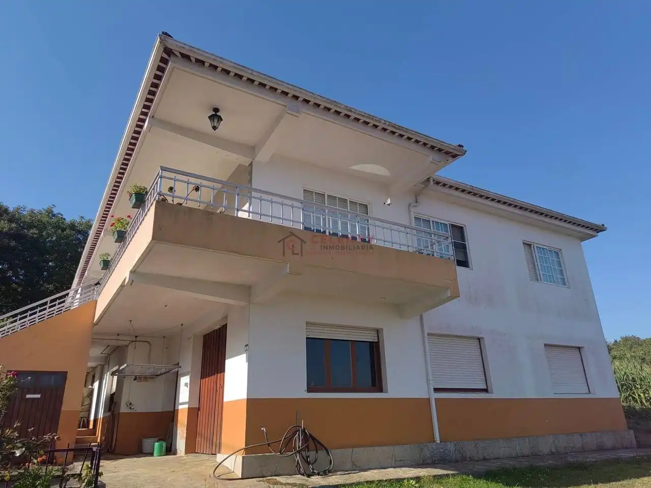 Vista exterior de Casa o xalet en venda en Lalín amb Calefacció, Jardí privat i Traster