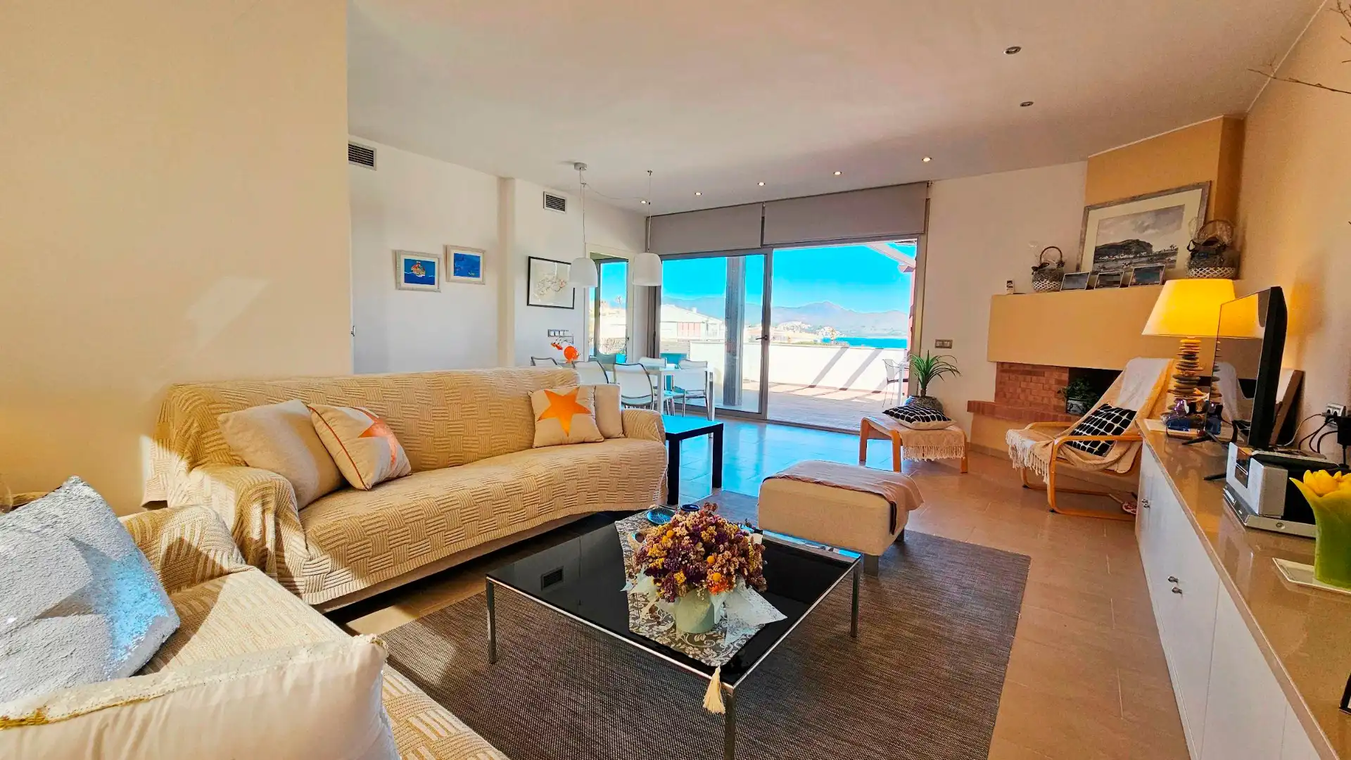 Sala de estar de Casa o chalet en venta en El Port de la Selva con Aire acondicionado, Calefacción y Jardín privado