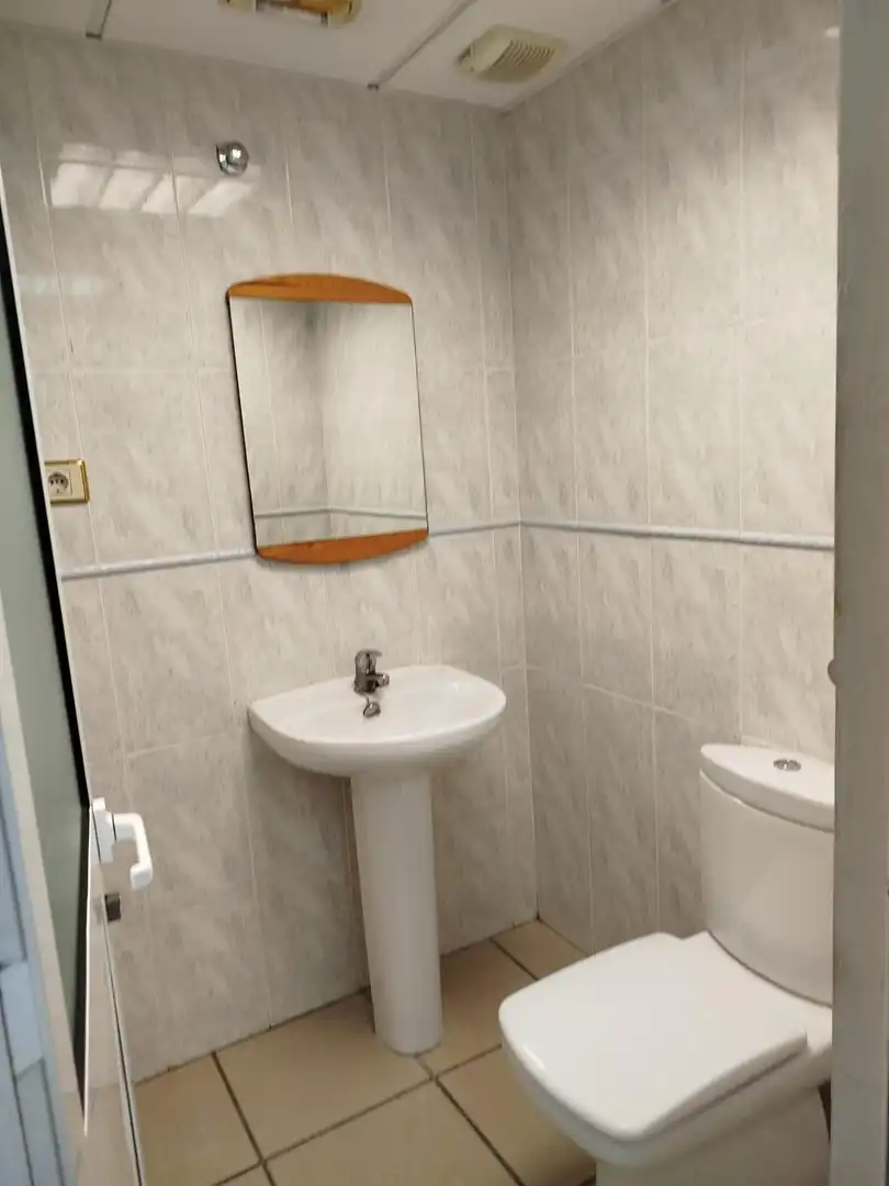 Baño de Local de alquiler en Las Palmas de Gran Canaria con Aire acondicionado