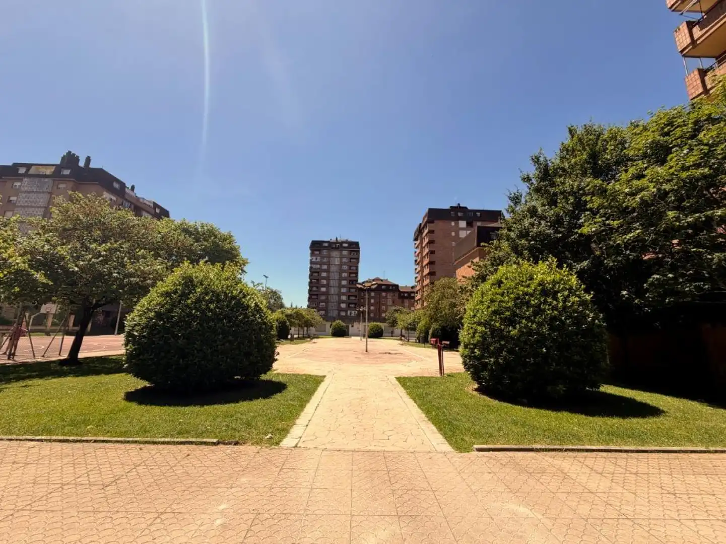 Vista exterior de Pis en venda en Torrelavega  amb Calefacció, Jardí privat i Parquet