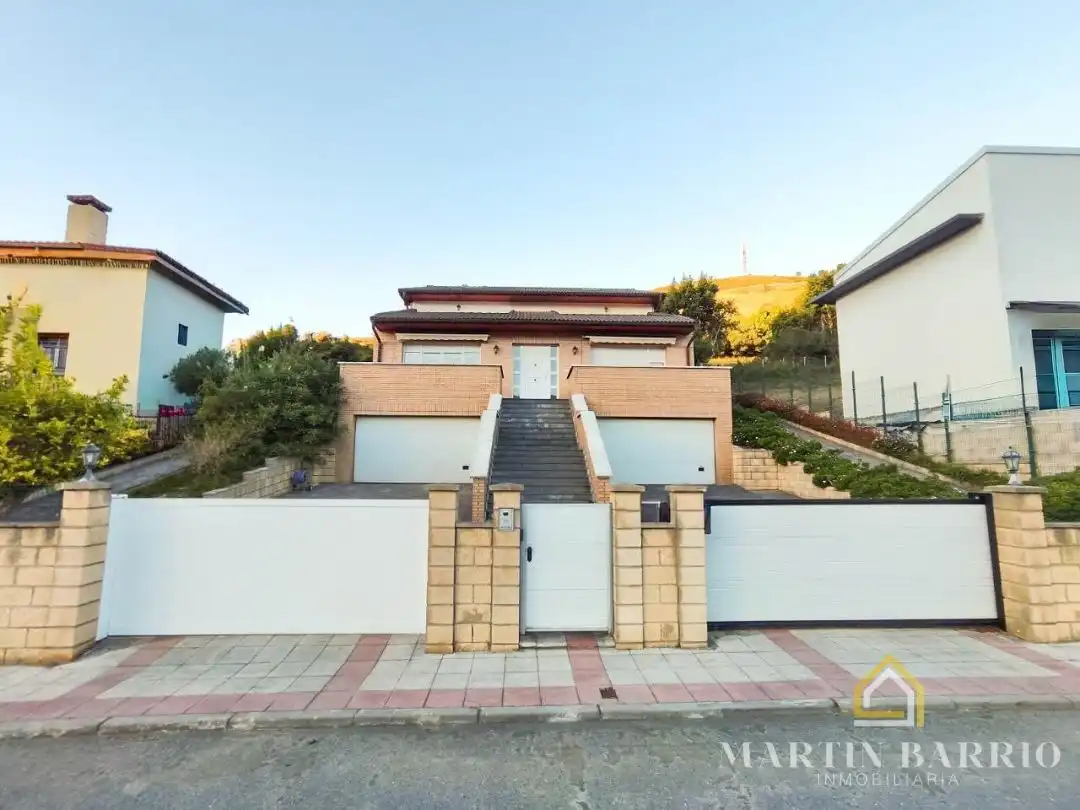 Vista exterior de Casa o chalet en venta en Muskiz con Calefacción, Jardín privado y Terraza