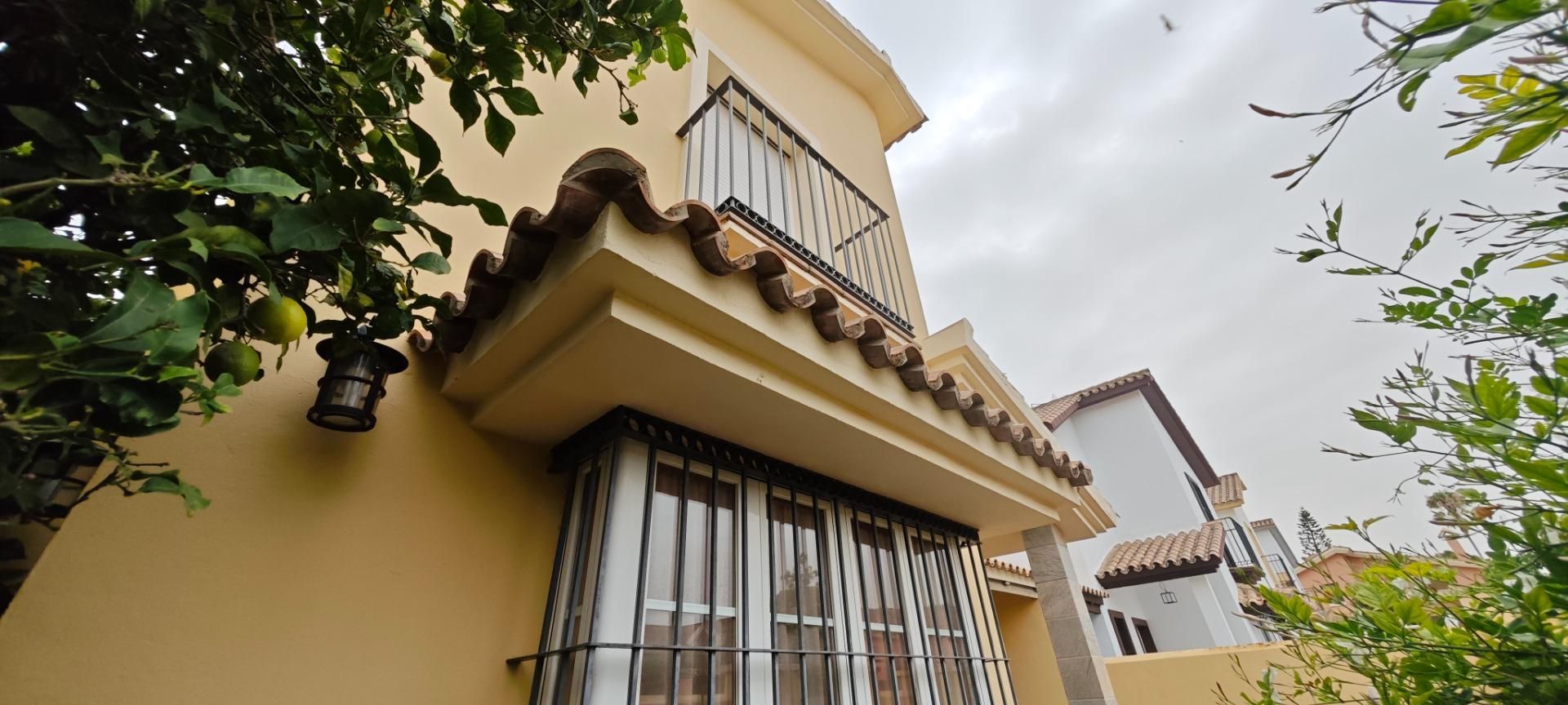 Vista exterior de Casa o xalet en venda en Chiclana de la Frontera amb Aire condicionat, Jardí privat i Terrassa