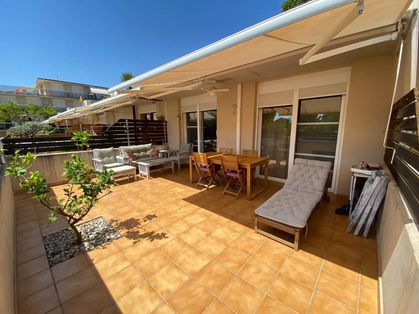 Terrasse von Einfamilien-Reihenhaus zum Verkauf in Alcanar mit Klimaanlage, Privatgarten und Abstellraum