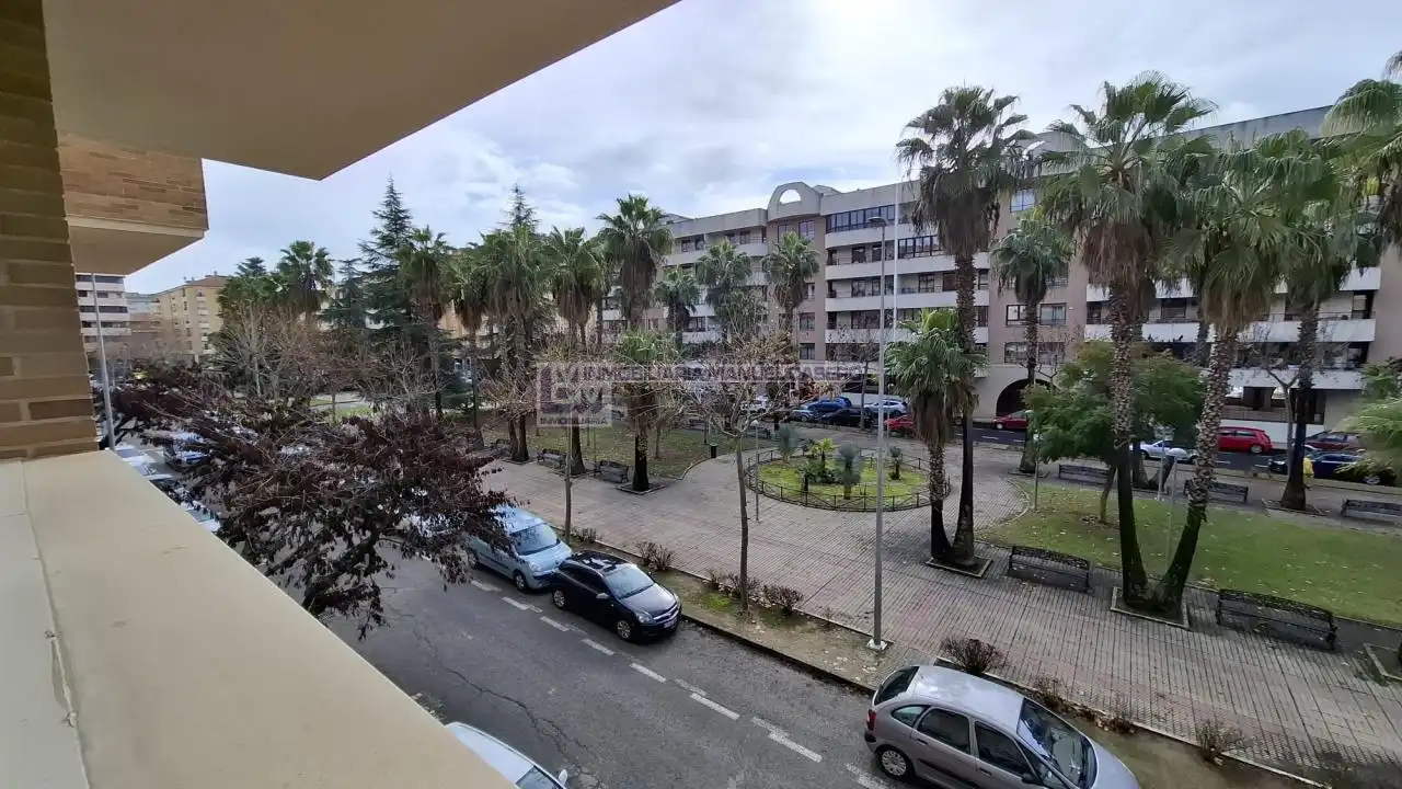 Vista exterior de Pis en venda en Cáceres amb Calefacció, Parquet i Traster