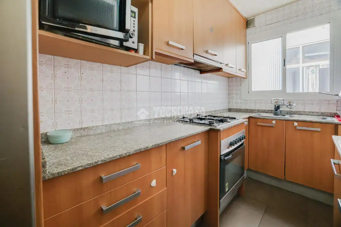 Cuina de Pis en venda en Sant Boi de Llobregat amb Aire condicionat i Balcó
