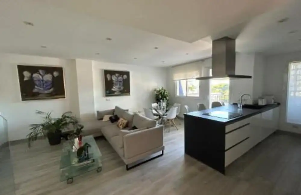 Sala d'estar de Àtic en venda en Marbella amb Aire condicionat, Terrassa i Piscina