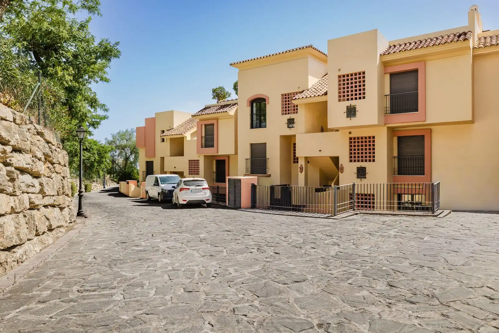 Exterior view of Flat for sale in Benahavís  with Air Conditioner, Terrace and Alarm