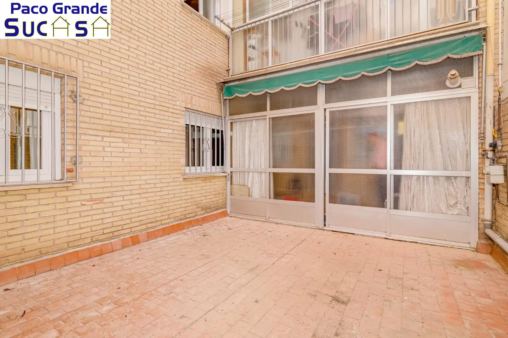 Vista exterior de Pis en venda en Granada amb Aire condicionat, Terrassa i Balcó