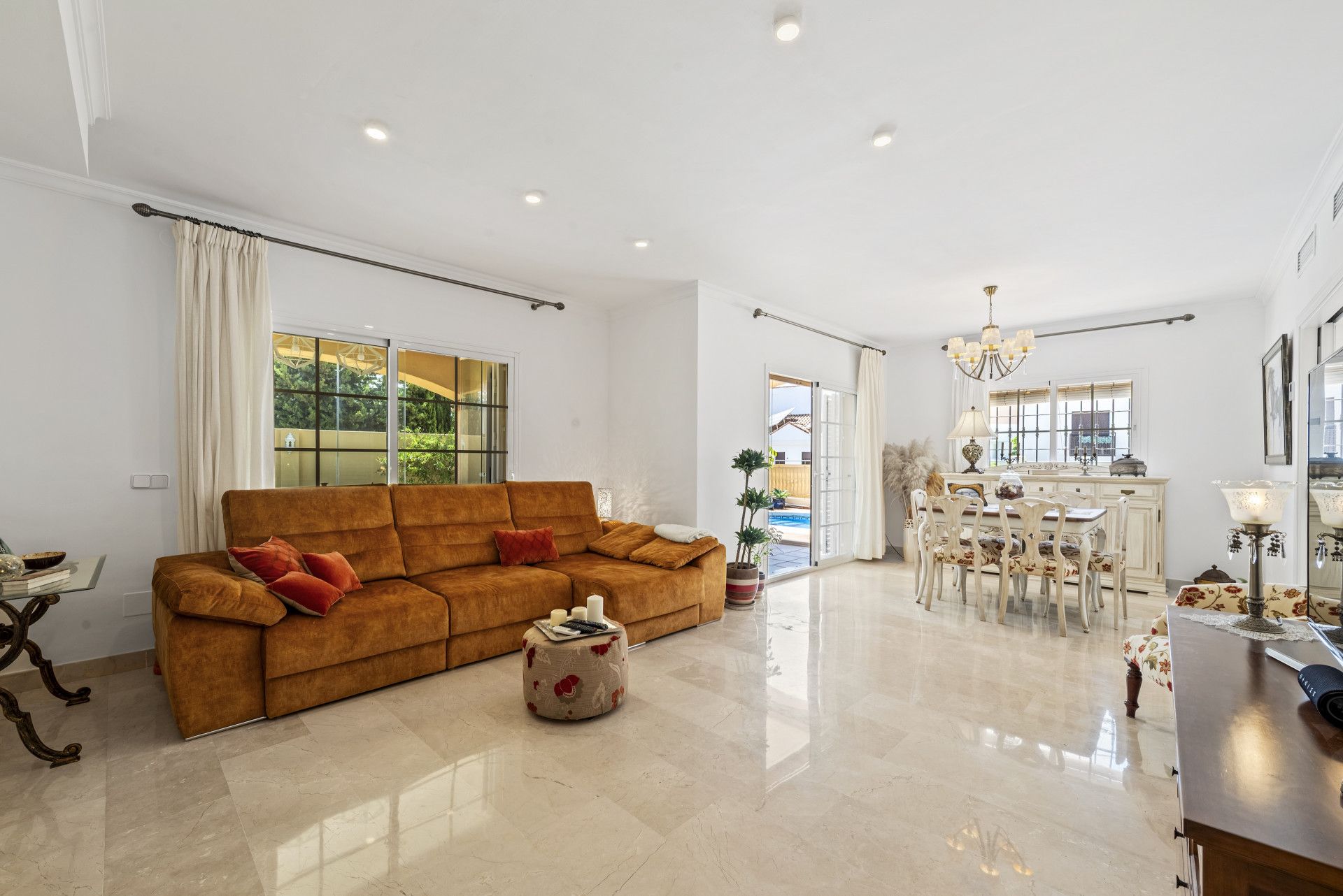 Sala d'estar de Casa o xalet en venda en Mijas amb Aire condicionat, Jardí privat i Terrassa