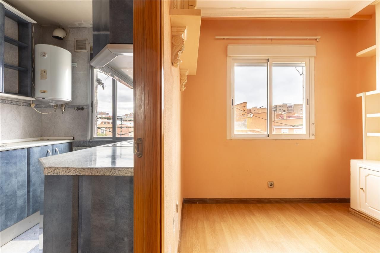 Bedroom of Flat for sale in  Madrid Capital