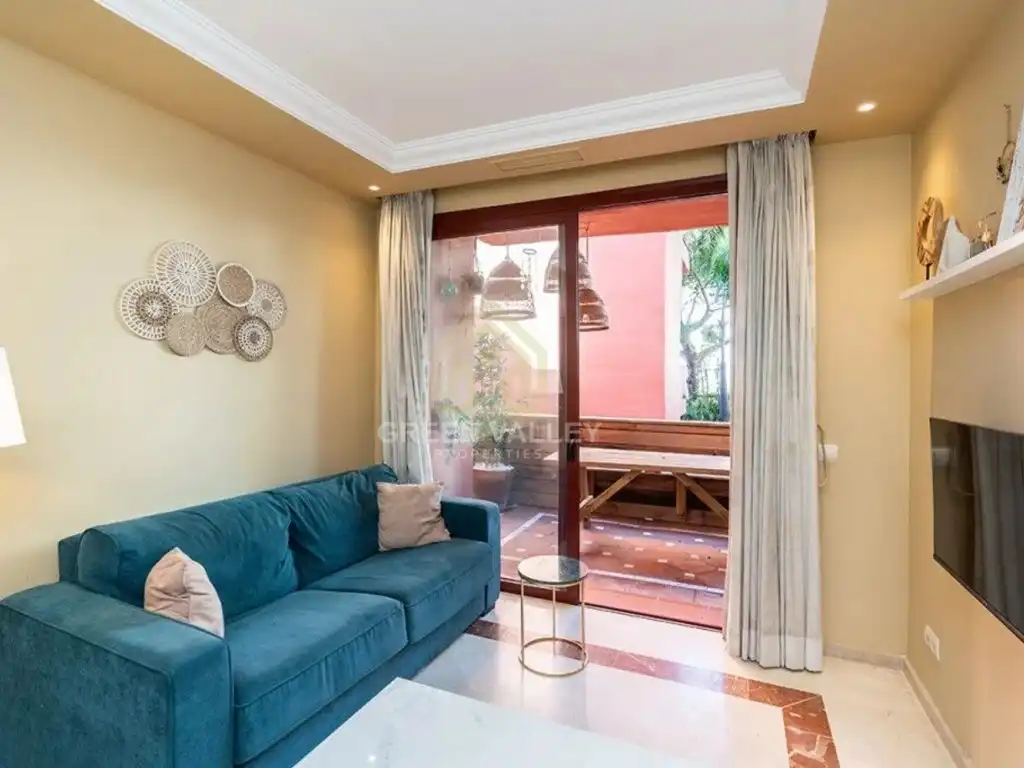 Wohnzimmer von Wohnung zum Verkauf in Marbella mit Klimaanlage, Privatgarten und Terrasse