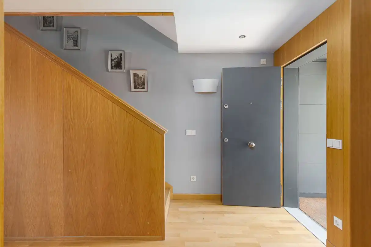Einfamilien-Reihenhaus zum Verkauf in Iza / Itza mit Heizung, Privatgarten und Terrasse