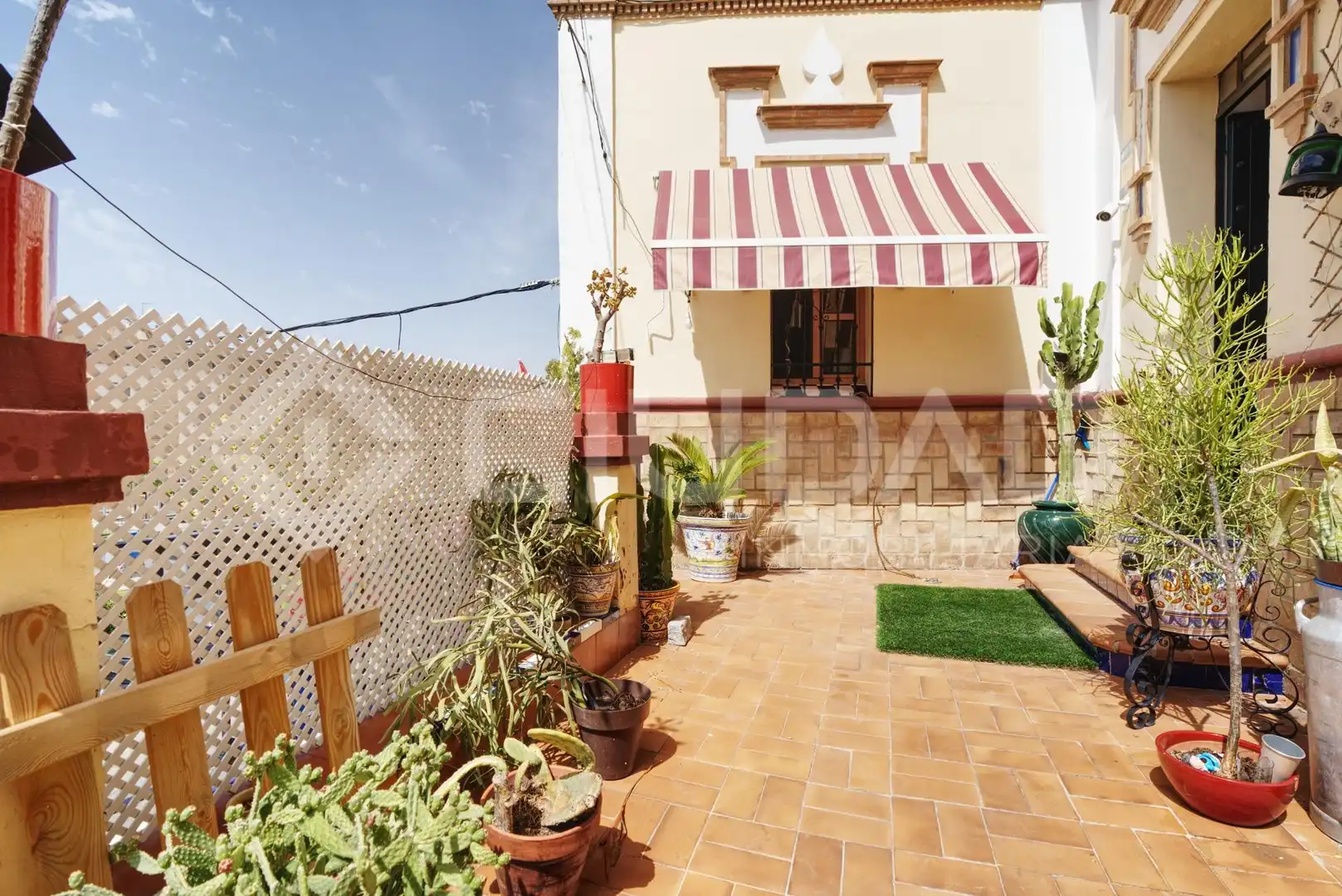 Jardín de Casa adosada en venta en San Juan de Aznalfarache con Aire acondicionado, Terraza y Trastero