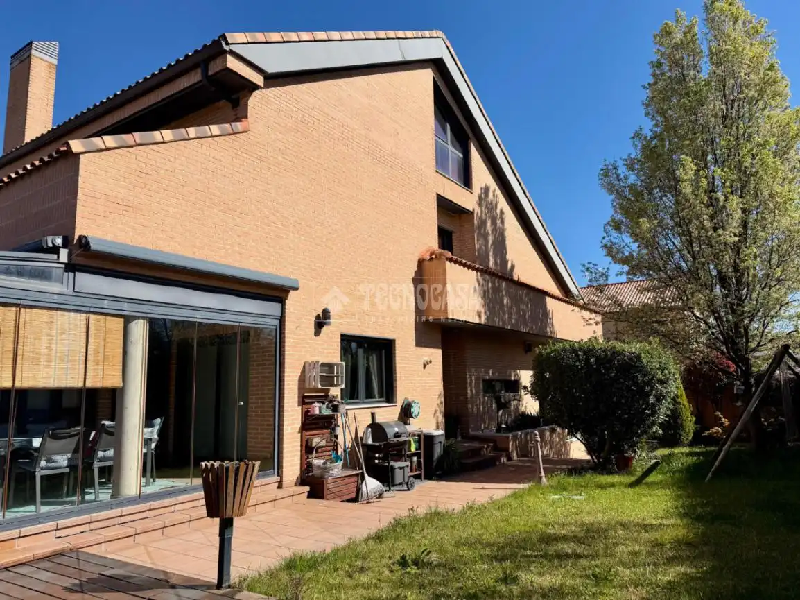 Jardí de Casa adosada en venda en Villanueva de la Cañada amb Aire condicionat, Calefacció i Jardí privat