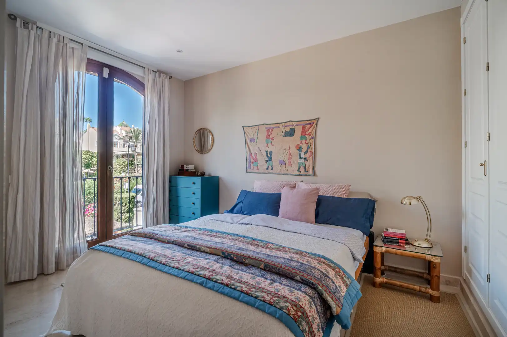 Dormitori de Casa adosada en venda en Estepona amb Aire condicionat, Calefacció i Jardí privat