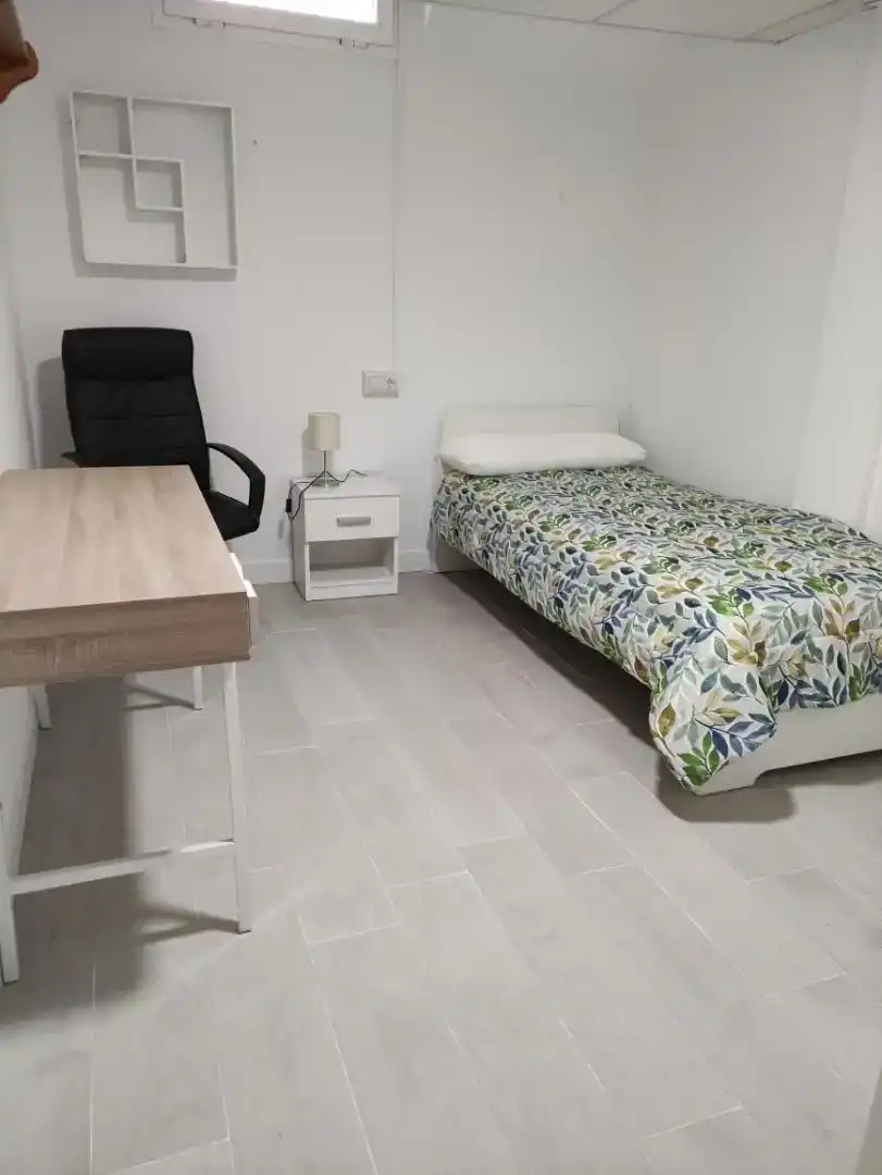 Habitación de Planta baja de alquiler en Montequinto con Jardín privado, Amueblado y Horno
