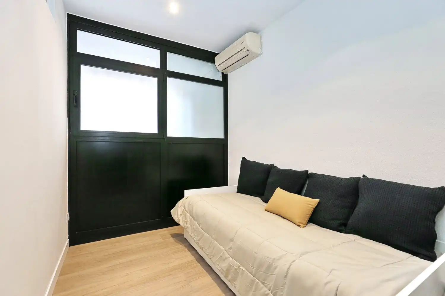 Schlafzimmer von Wohnung zum Verkauf in Barcelona mit Klimaanlage, Heizung und Möbliert