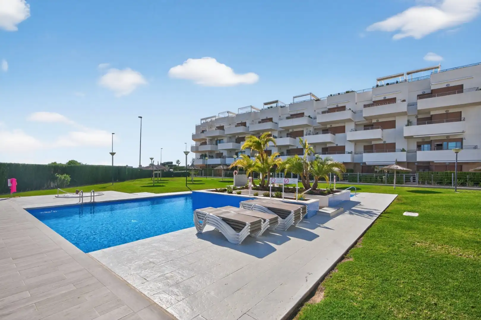 Piscina de Ático en venta en Orihuela con Aire acondicionado, Calefacción y Jardín privado
