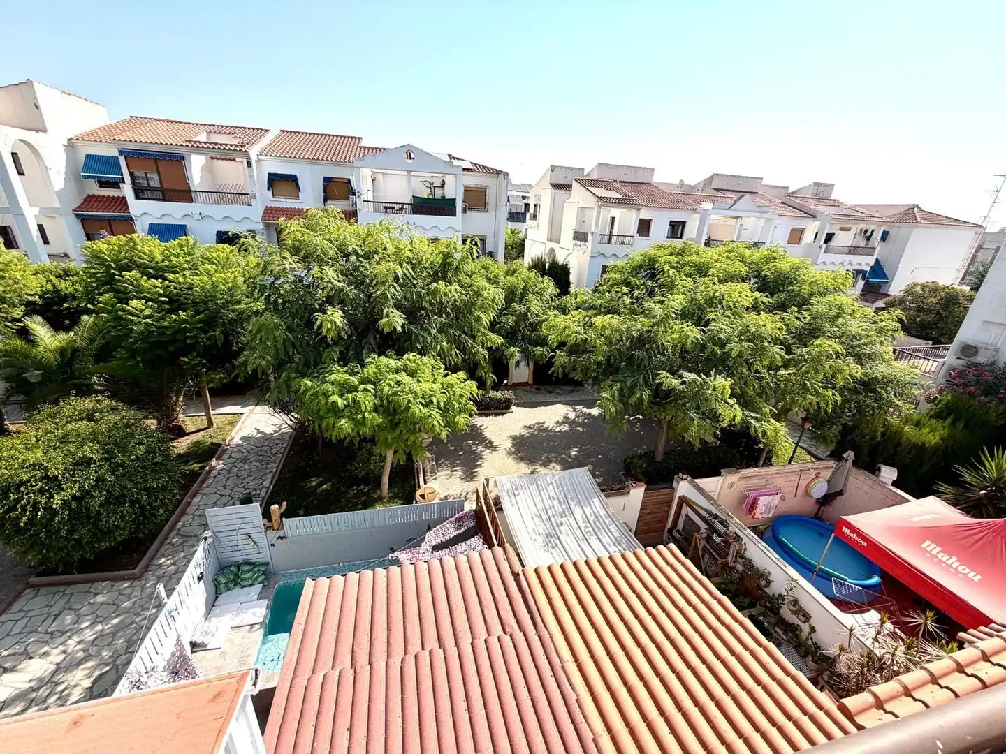 Vista exterior de Casa adosada en venda en El Campello amb Aire condicionat, Jardí privat i Piscina