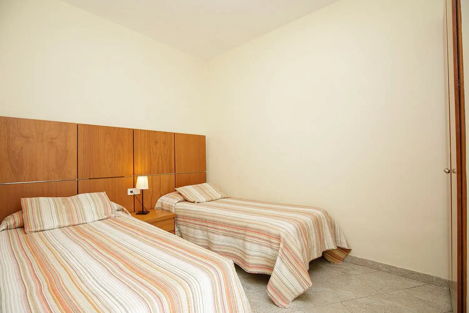 Dormitori de Pis de lloguer en Girona amb Aire condicionat i Terrassa