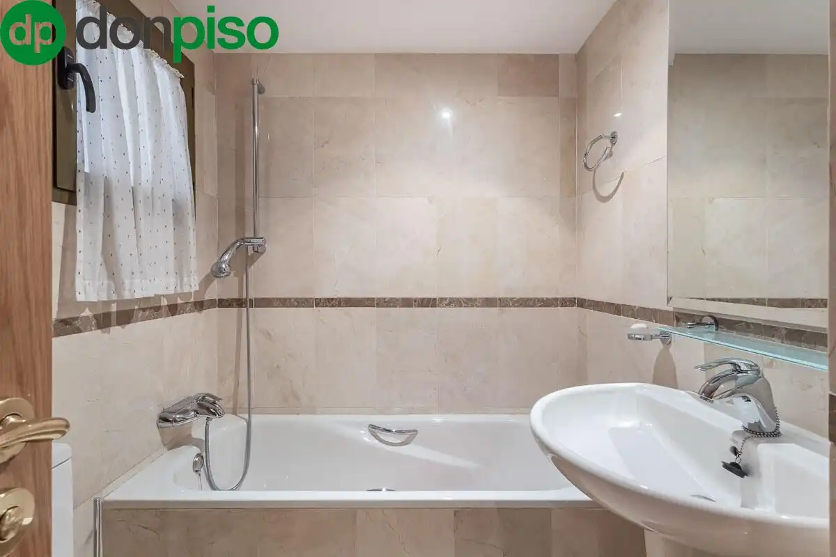 Bathroom of Flat for sale in Granada