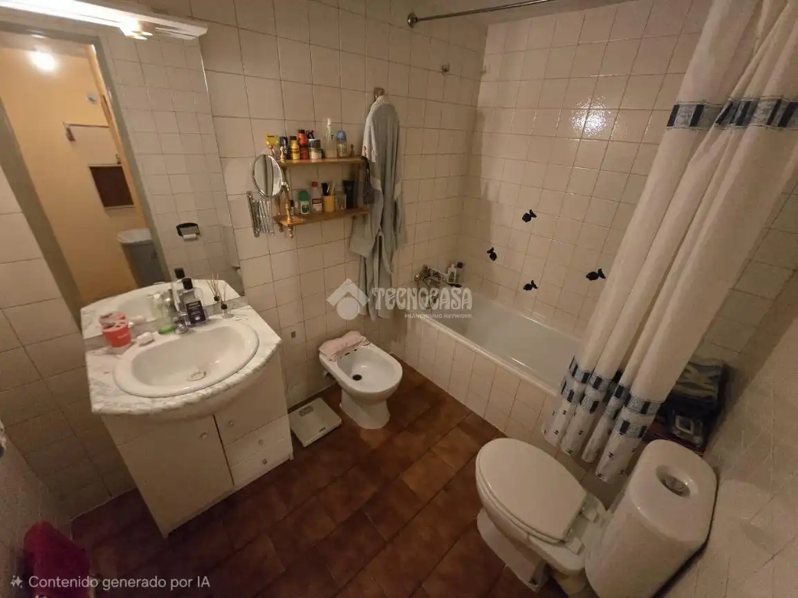 Bathroom of Flat for sale in Madrid  with Air Conditioner and Heating