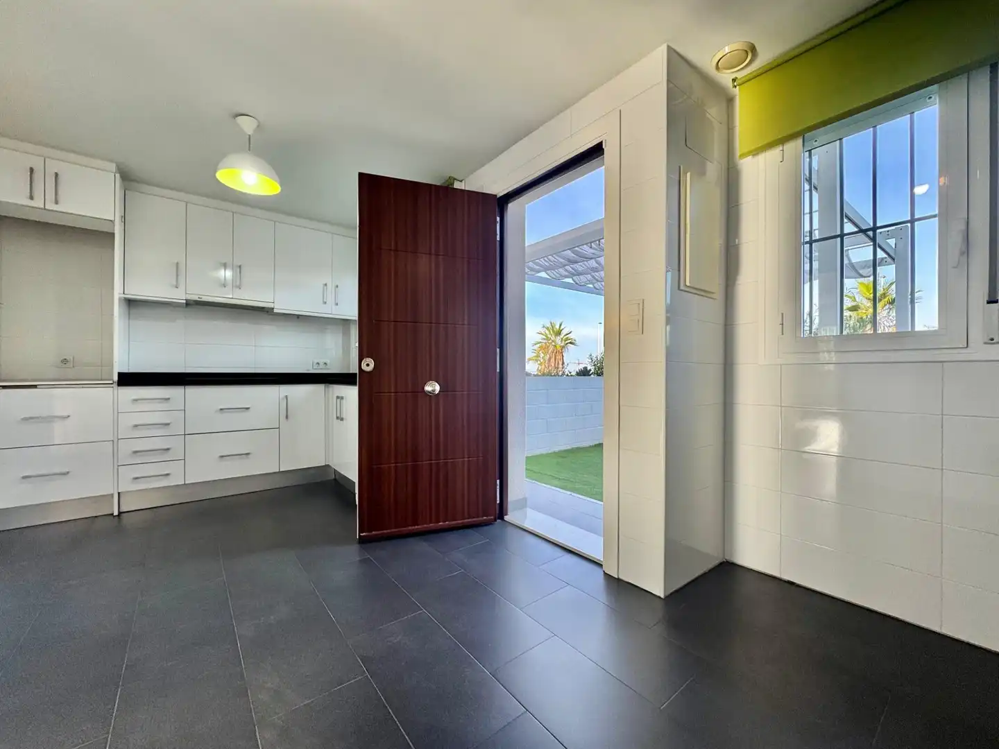 Cocina de Casa adosada en venta en Torrevieja con Jardín privado, Terraza y Balcón